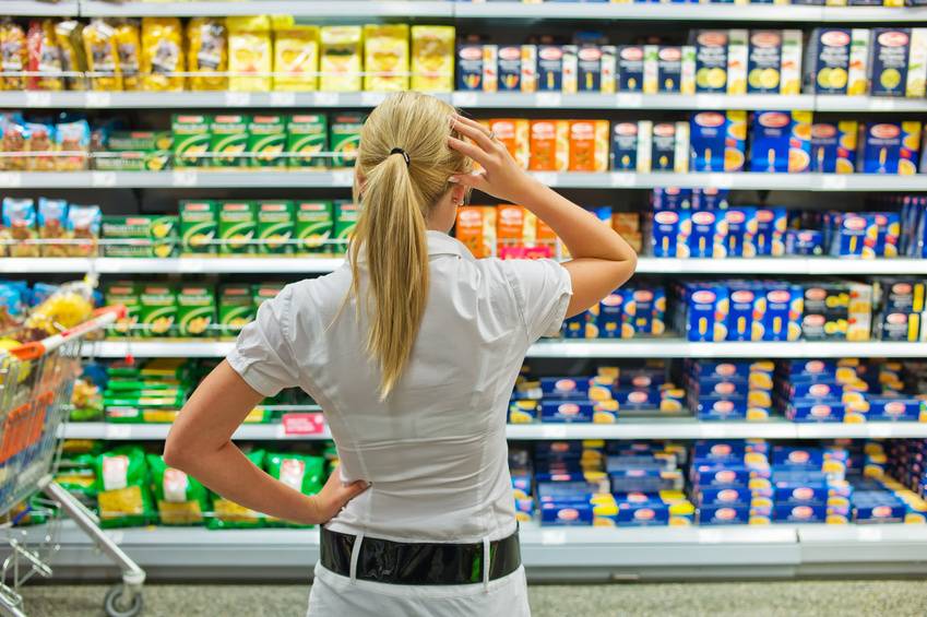 Frau vor Supermarktregal