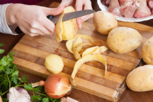 Kartoffeln schälen mit Messer