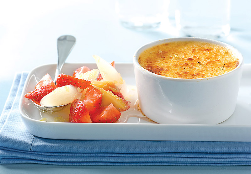 Limonen-Crème-brûlée mit Spargel-Erdbeer-Salat