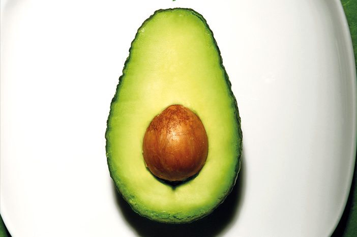 halbe Avocado mit Kern