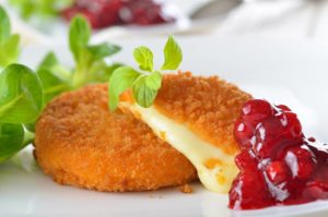 Back-Camembert mit Preiselbeeren