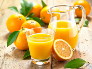 Orangensaft in Glaskrug und Glas