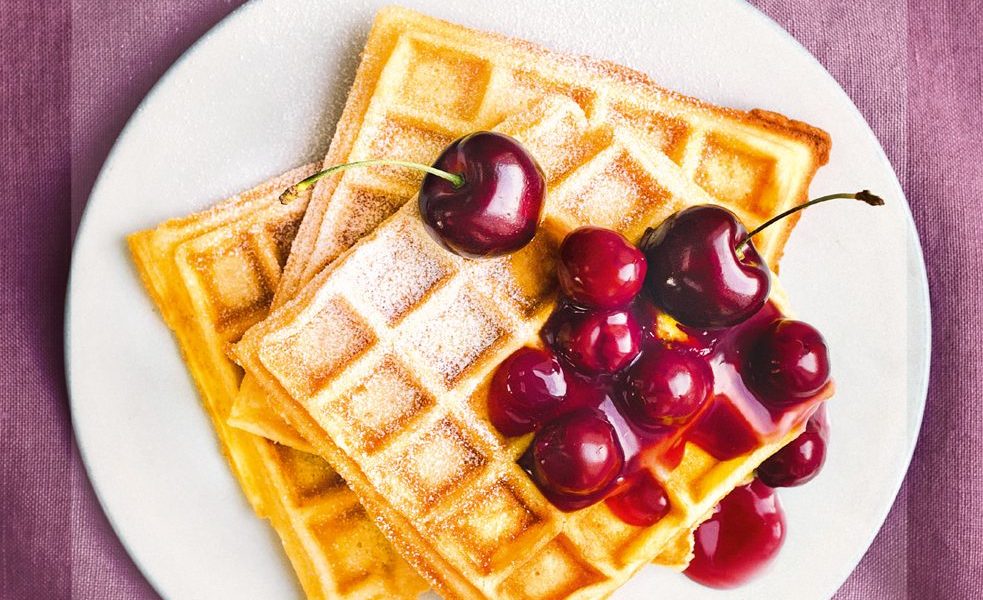 Waffeln mit Kirschen