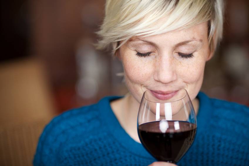 Frau mit Glas Rotwein