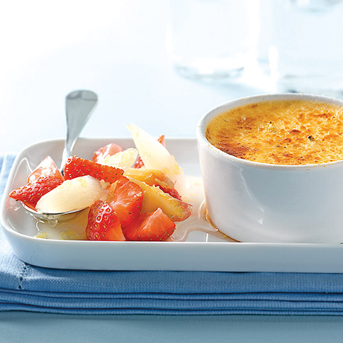 Limonen-Crème-brûlée mit Spargel-Erdbeer-Salat