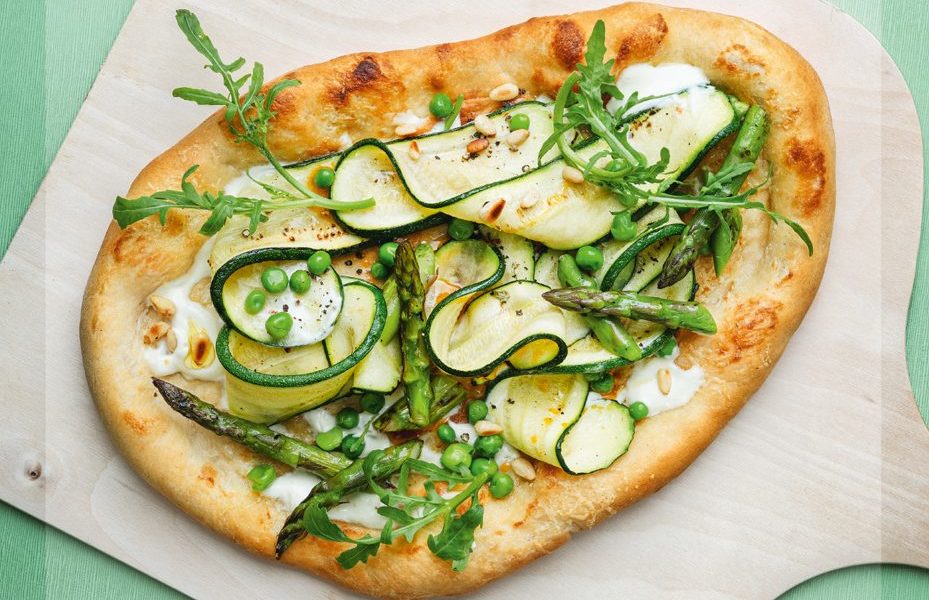 Pizza mit grünem Gemüse