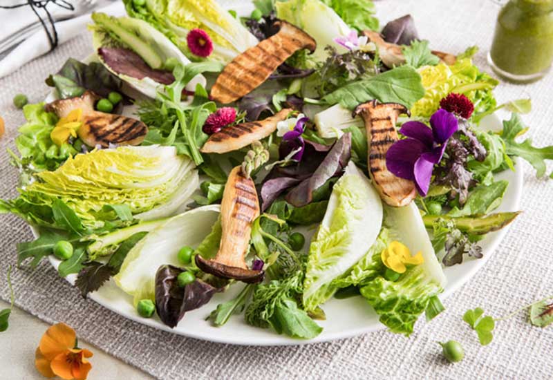 Salat mit Pilzen, Krutern und Blüten