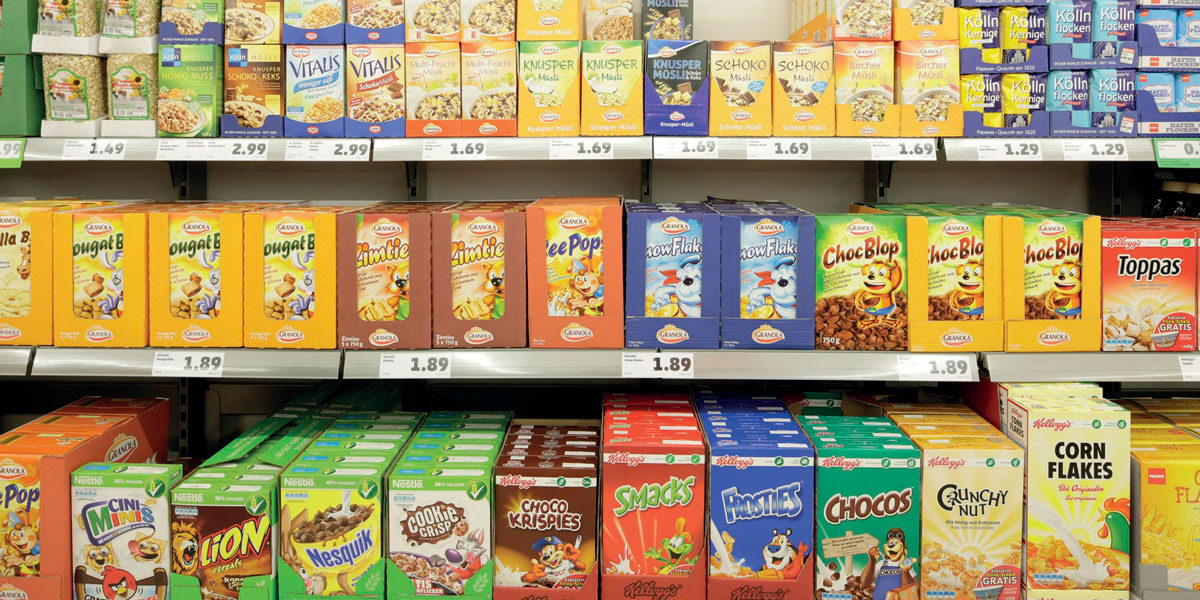 Supermarktregal mit Frühstücks-Cerealien