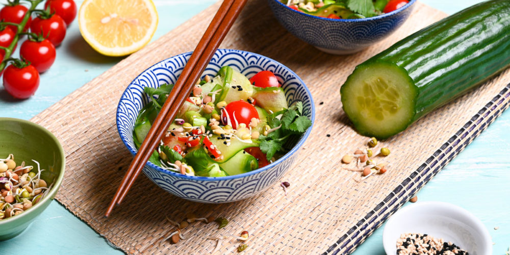 Gurken-Tomaten-Salat asiatisch in einer Schüssel