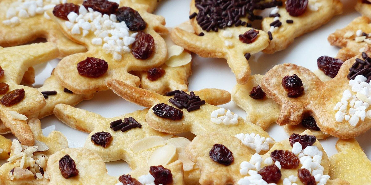 Ostergebäck Plätzchen mit Rosinen und Hagelzucker