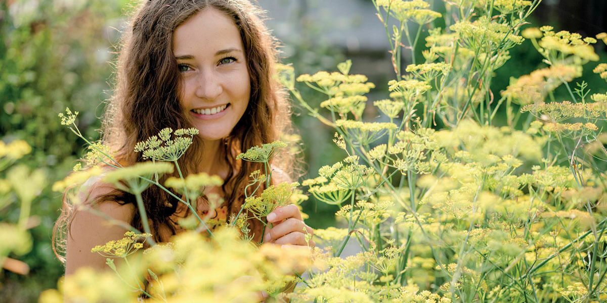 Frau zwischen Blumen