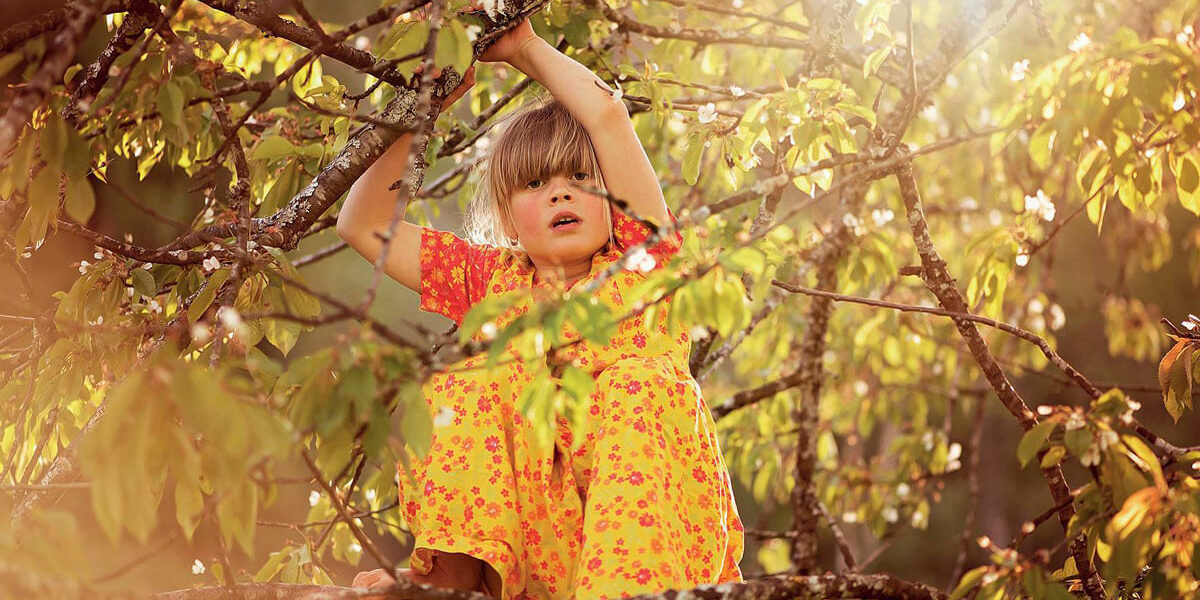 Mädchen auf Baum